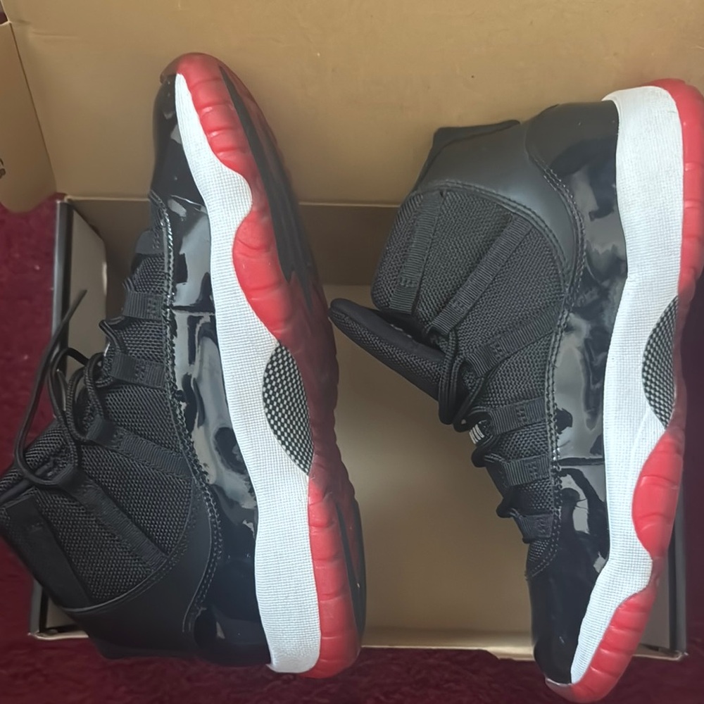 Jordan Black and Red Sneakers with Patent Leather and Air Cushioning - Picture 3 of 8